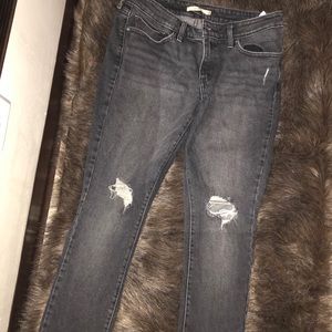 Women’s distressed Levi Jeans